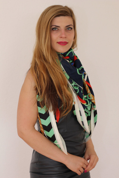 Model 19 , Tuch 130x 130 cm, mehrfarbig, Seidentwill