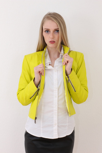 Taillierte Lederjacke in gelb - Grösse M