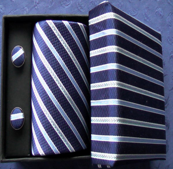 Krawatten mit Manschettenknöpfen und Einstecktuch