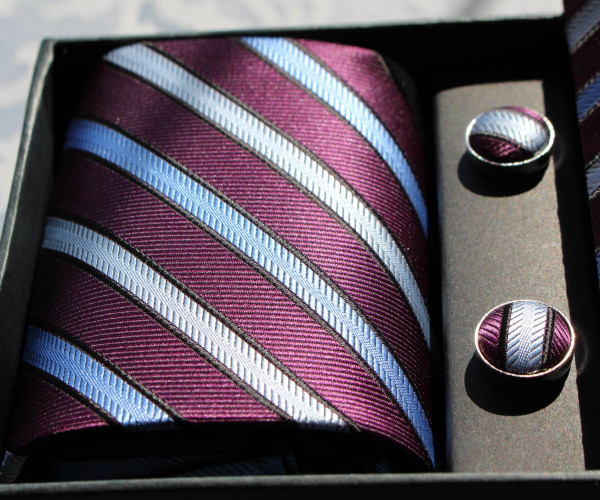 Krawatten mit Manschettenknöpfen und Einstecktuch